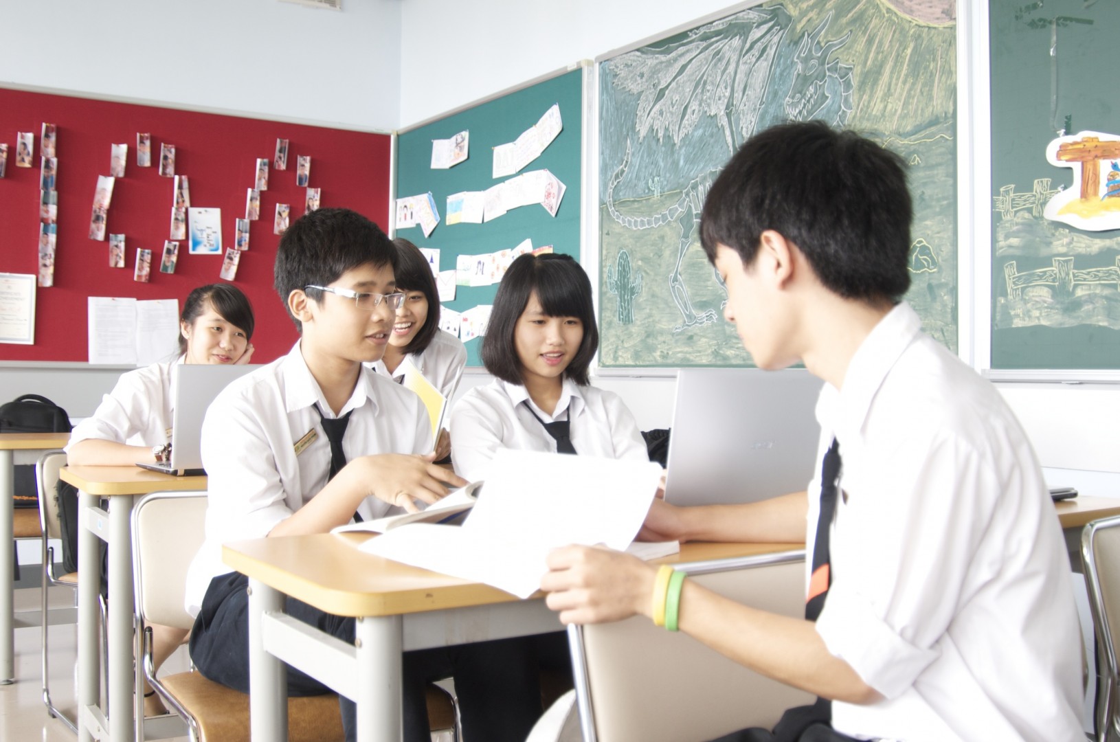 Nên hay không cho trẻ nghỉ học ở trường và tự học ở nhà?