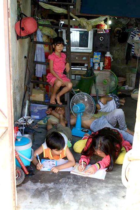 Không có bàn và bút luyện chữ nhưng trẻ vẫn nắn nót từng nét chữ
