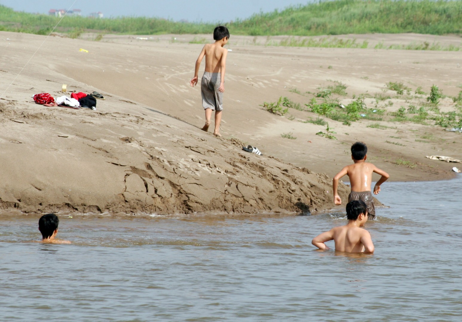 phu-huynh-o-ha-noi-loay-hoay-tim-cach-tu-cuu-song-con