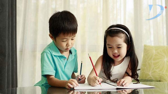 gia sư dạy trẻ cách sử dụng văn mẫu hiệu quả